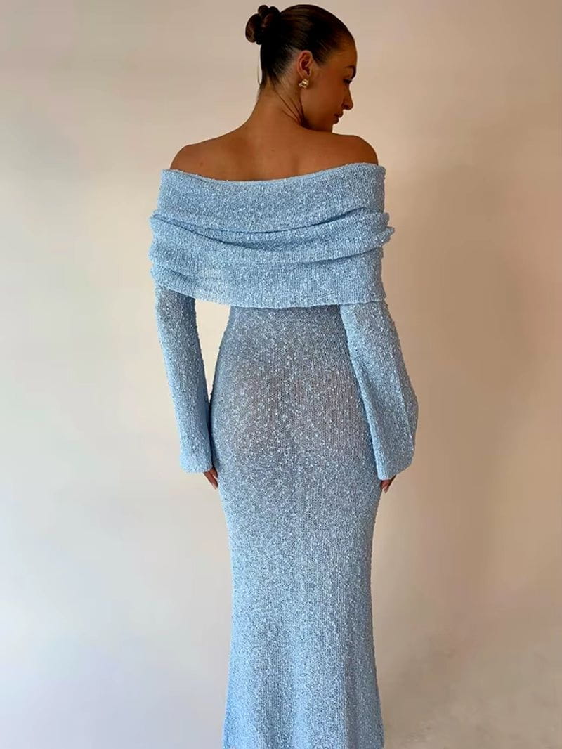 Robe portée pour montrer l’élégance de la coupe longue et des épaules dénudées.