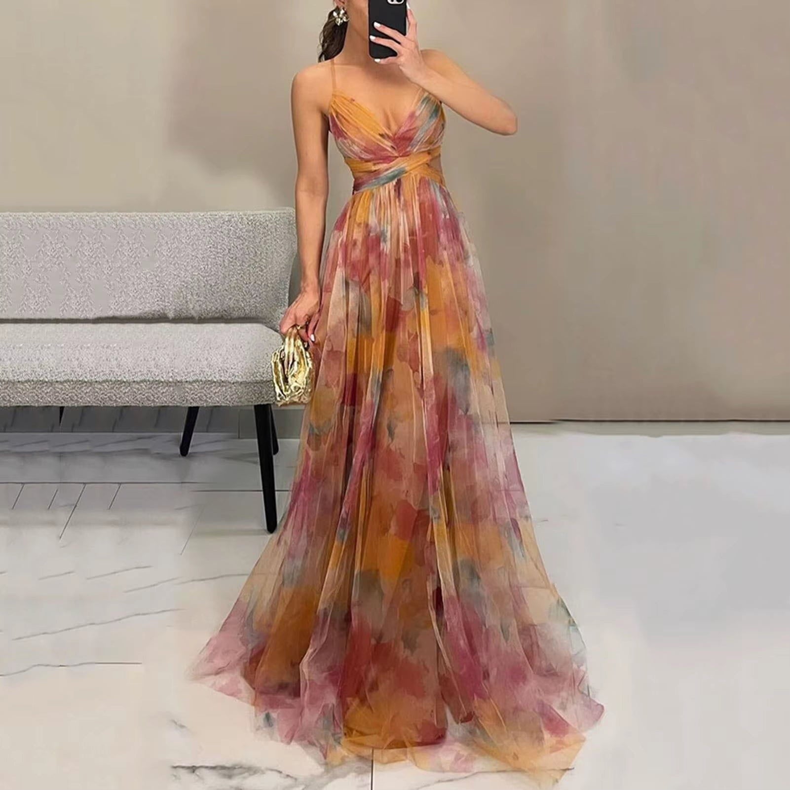 Robe portée, mettant en valeur l’imprimé floral et la coupe fluide.