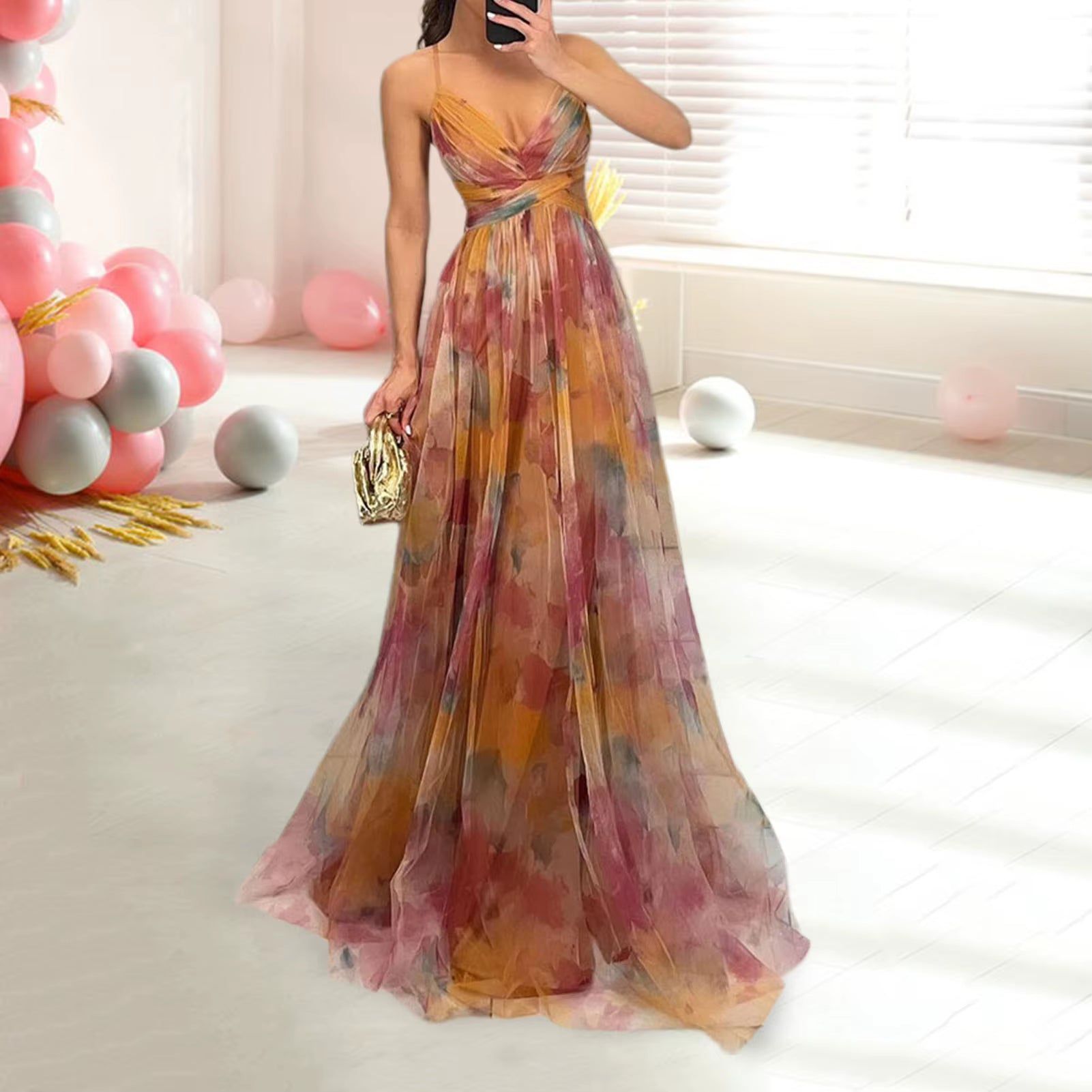 Modèle portant la robe lors d’un mariage ou d’une soirée élégante.
