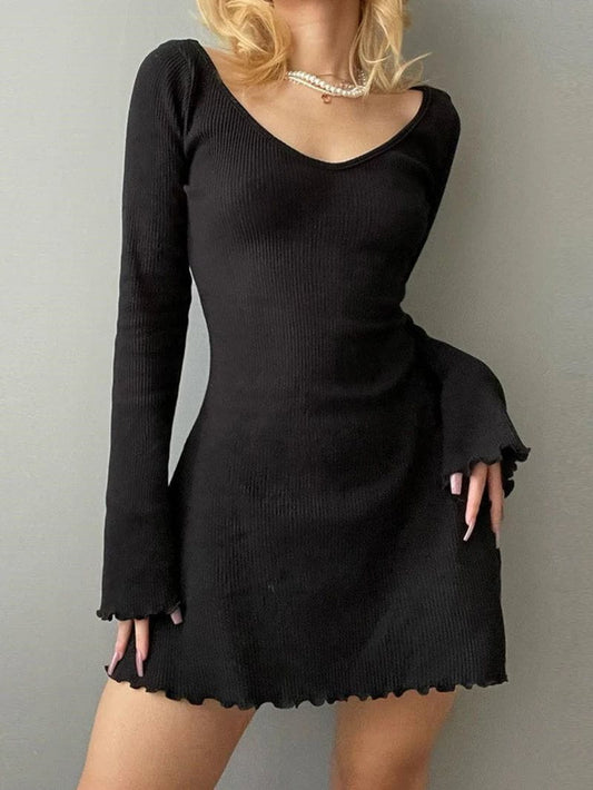 Robe portée pour montrer la coupe moulante et les détails festonnés des manches et de l'ourlet.